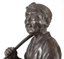 Antik bronzírozott fém kínai farmer figura, talapzaton, hiánnyal, m: 22,5 cm