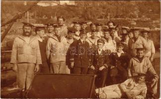 1915 Tivat, Teodo (Montenegro); Kotori-öböl, a 13. számú torpedónaszád (ex Python) legénysége és tisztikara / K.u.K. Kriegsmarine SM Torpedoboot 13 / WWI Austro-Hungarian Navy SM Tb 13 (ex Python) Cobra-class torpedo boat in the Bay of Kotor (Bocche di Cattaro), commander, crew and officers on board. photo (fl)