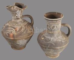 2 darab grúz népi kancsó, egyiken sérüléssel, m: 26-28 cm