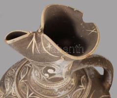 2 darab grúz népi kancsó, egyiken sérüléssel, m: 26-28 cm