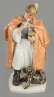 Herendi porcelán kutyáját etető juhász figura, kézzel festett, jelzett (Maugsch 1942), tolla ragaszttott, m: 20 cm