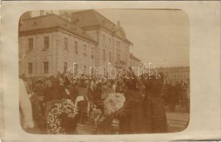 Szeged, Széchenyi tér, a Városháza előtt, ünnepség, asszonyok koszorúkkal. photo (vágott / cut)