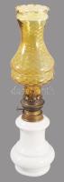 Antik tejüveg petróleumlámpa, borostyánszínű üveg búrával, m: 48 cm