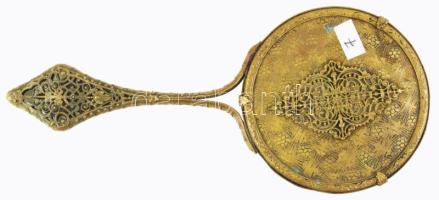 cca 1880 Antik réz kézitükör, sérült üveggel, h: 19 cm