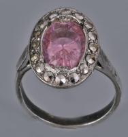 Ezüst (Ag) gyűrű lila kővel, jelzett, méret: 48, bruttó: 3,1 g