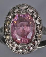 Ezüst (Ag) gyűrű lila kővel, jelzett, méret: 48, bruttó: 3,1 g