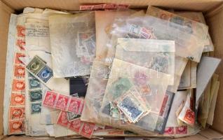 Nagy doboznyi vegyes zacskós, tasakos régi tétel az egész világból + levelek, dobozban