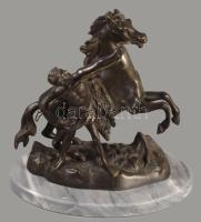 Ismeretlen szobrász: Lovát fékező lovas. Patinázott bronz, márvány talapzaton, cca 1900, m: 26 cm