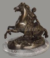 Ismeretlen szobrász: Lovát fékező lovas. Patinázott bronz, márvány talapzaton, cca 1900, m: 26 cm