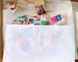 Indonézia 2-3 ezer darab bélyeg dobozban