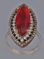 Ezüst (Ag) gyűrű szintetikus rubinnal, jelzett, méret: 58, bruttó: 8,48 g