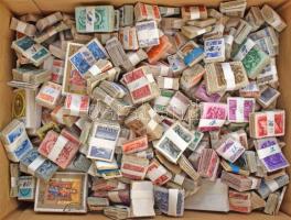 Kb 400 db modern és régi bündli ill. töredék dobozban ömlesztve