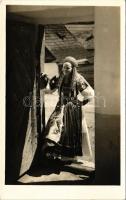 Torockó, Toroczkó, Rimetea; Torockói menyasszony aranyos pártában, erdélyi népviselet / Costum unguresc / Transylvanian folklore. Foto orig. J. Fischer, Sibiu 1935.
