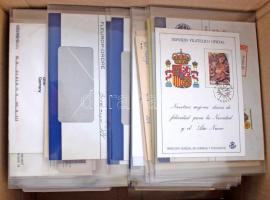 Kb 400 db levél, díjjegyes az egész világból, közte légi, expressz, ajánlott stb. (mindegyik tokban)