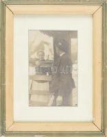 ca 1930 Máramarosszigeti népélet fénykép. 10x16 cm Üvegezett keretben