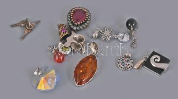 Ezüst (Ag) 10 db medál, jelzéssel és jelzés nélkül, bruttó: 30,1 g