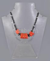Nyaklánc korall szemekkel, középső szem h: 2,5 cm, lánc h: 52 cm