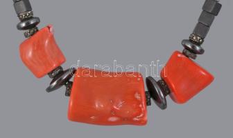 Nyaklánc korall szemekkel, középső szem h: 2,5 cm, lánc h: 52 cm