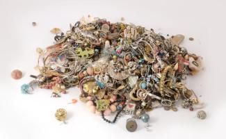 7,5 kg (!) vegyes bizsu tétel, közte jó darabokkal, átnézésre érdemes!