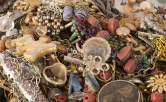 7,5 kg (!) vegyes bizsu tétel, közte jó darabokkal, átnézésre érdemes!