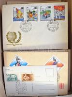 376 db alkalmi bélyegzős küldemény, lap, köztük blokkok, díjjegyesek is, dobozban