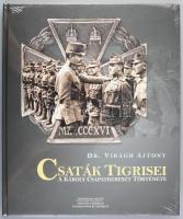 Dr. Virágh Ajtony: Csaták tigrisei - A Károly csapatkereszt története   Monarchia Numizmatikai Bt, 2017 162p. A Károly csapatkeresztet csak mi, a csaták tigrisei viselhetjük, és ha megérjük, úgy ezzel békében büszkélkedni fogunk, mert ezt magától a Haláltól csikartuk ki." Ezzel a cs. és kir. munkácsi 65. gyalogezred tábori újságjából vett idézettel - mely egyúttal a cím ihletője is - kezdődik Virágh Ajtony könyve, amely a Károly Csapatkereszt történetét dolgozza fel. A laikus olvasó persze felteheti a kérdést, hogy ez a szerény kivitelű, ezerszám kiosztott kitüntetés valóban önálló kötetet érdemel-e? Kiadói kartonált keménykötés, fóliázott, új állapot.