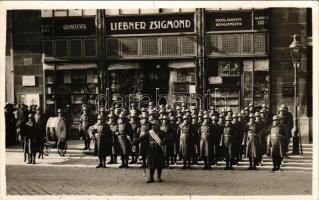 Budapest V. Liebner Zsigmond gyermekjáték áruháza és hanglemez boltja, katonai díszszemle és zenekar...