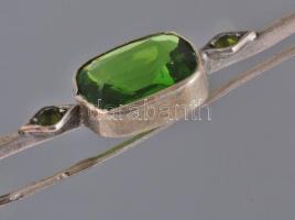 Ezüst (Ag) bross zöld kövekkel, jelzett, h: 7 cm, bruttó: 3,79 g
