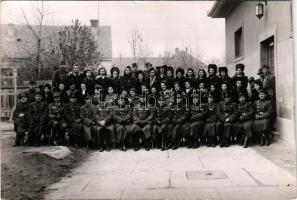 1942 Kiskunfélegyháza, Légvédelmi Központ, katonák, hölgyek. Asbóth photo (kis szakadás / small tear)