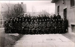 1942 Kiskunfélegyháza, Légvédelmi Központ, katonák, hölgyek. Asbóth photo