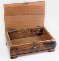 Antik díszdoboz, kulccsal, kopással, 31x21 cm