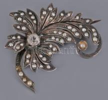 Ezüst (Ag) bross hiányos gyöngy berakással, jelzés nélkül, fém tűvel, 4×3,5 cm, bruttó: 8,4 g