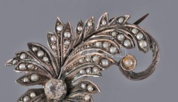 Ezüst (Ag) bross hiányos gyöngy berakással, jelzés nélkül, fém tűvel, 4×3,5 cm, bruttó: 8,4 g