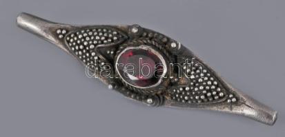 Ezüst (Ag) bross gránát kővel, jelzett, h: 4,5 cm, bruttó: 3,38 g