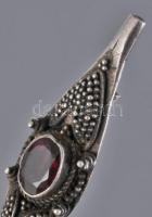 Ezüst (Ag) bross gránát kővel, jelzett, h: 4,5 cm, bruttó: 3,38 g