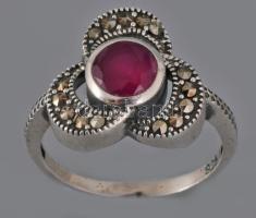 Ezüst (Ag) gyűrű szintetikus rubinnal és markazittal, jelzett, méret: 56, bruttó: 3,93 g