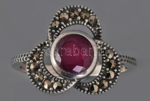 Ezüst (Ag) gyűrű szintetikus rubinnal és markazittal, jelzett, méret: 56, bruttó: 3,93 g