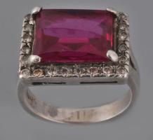 Ezüst (Ag) gyűrű kővel, jelzett, kövön kisebb sérülés, méret: 52, bruttó: 7 g