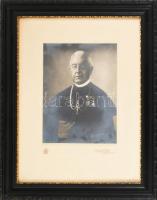 cca 1910-1920 Novák Lajos (1842-1941) egyházi író, kanonok, pápai prelátus portréja, nagyméretű fotó Brunhuber Géza budapesti műterméből, dekoratív, üvegezett fakeretben, 23,5x17,5 cm, külső méret: 47x37 cm