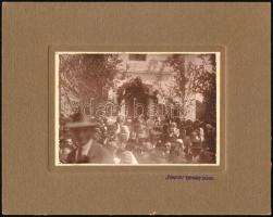 cca 1920 Zsély (Želovce), Felvidék, tömeg a templom bejárata előtt, kartonra kasírozott fotó Gyurcsány losonci (Lučenec) műterméből, 10x14 cm