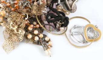 2 kg vegyes bizsu tétel, közte jó darabokkal, átnézésre érdemes!