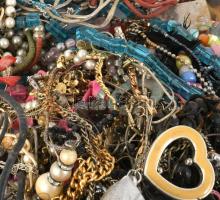 2 kg vegyes bizsu tétel, közte jó darabokkal, átnézésre érdemes!