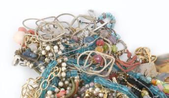 2 kg vegyes bizsu tétel, közte jó darabokkal, átnézésre érdemes!