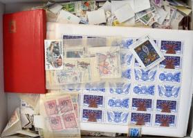 Csehszlovákia sok ezer bélyeg nagy puzzle dobozban, köztük ívek, sok postatiszta, kevés egyéb külföld