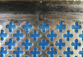 cca 1880-1900 Vajkínáló edény, opalinüveg betéttel. Ezüstözött alpakka, opalinüveg, osztrák vagy cse...