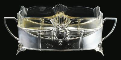 cca 1910 Szecessziós ezüst (Ag) kínáló, eredeti üveg betéttel. Jelzett, Bécs, 1872-1922 közötti fémj...