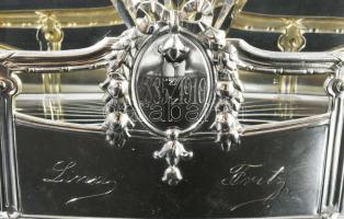 cca 1910 Szecessziós ezüst (Ag) kínáló, eredeti üveg betéttel. Jelzett, Bécs, 1872-1922 közötti fémj...