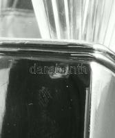 cca 1910 Szecessziós ezüst (Ag) kínáló, eredeti üveg betéttel. Jelzett, Bécs, 1872-1922 közötti fémj...