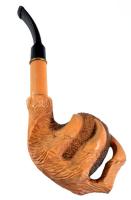 Faragott fa saskarmos pipa, jelzett, h: 21 cm