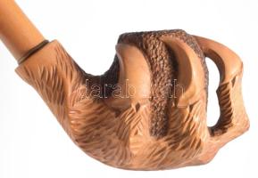 Faragott fa saskarmos pipa, jelzett, h: 21 cm